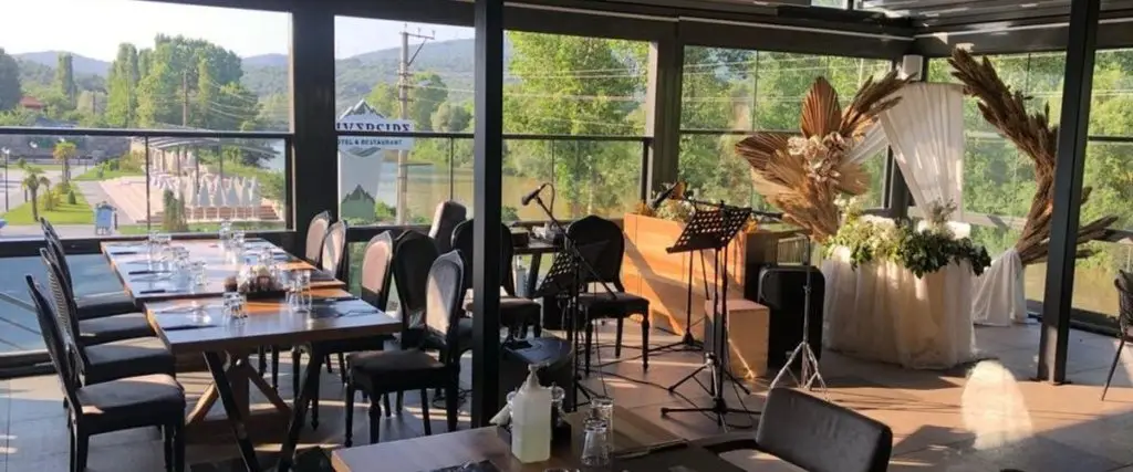 Бартын: Riverside Hotel & Restaurant