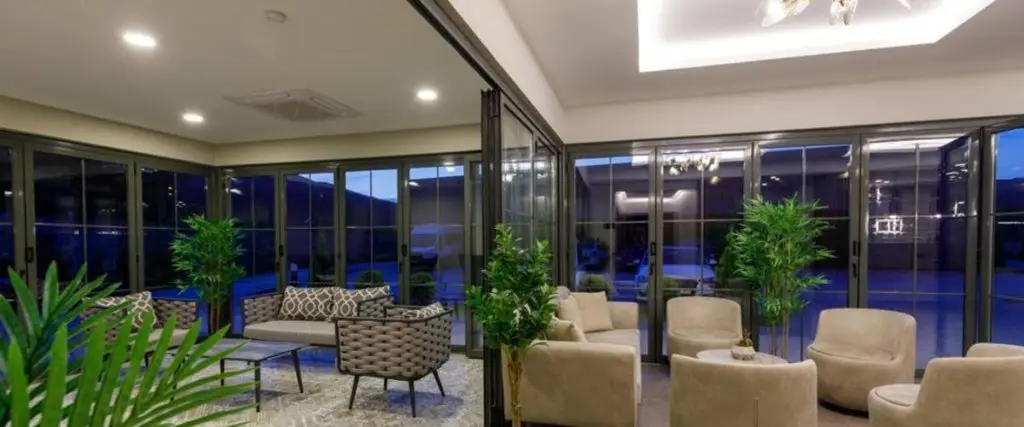 Бартын: Riverside Hotel & Restaurant