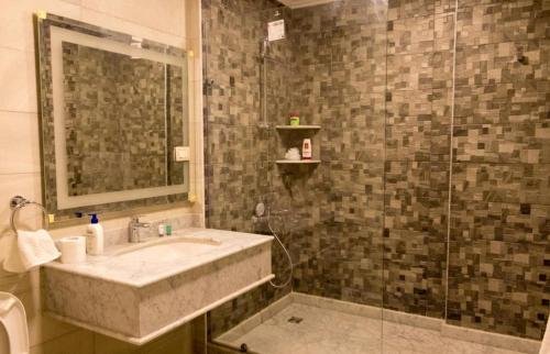 Гиза: Apartment 300m consisting of 3 rooms, American kitchen, 2 bathrooms, 2 reception, 1 living room, Hotel finishing