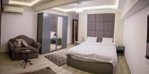 Гиза: Apartment 300m consisting of 3 rooms, American kitchen, 2 bathrooms, 2 reception, 1 living room, Hotel finishing