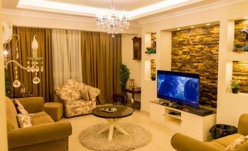 Гиза: Apartment 300m consisting of 3 rooms, American kitchen, 2 bathrooms, 2 reception, 1 living room, Hotel finishing