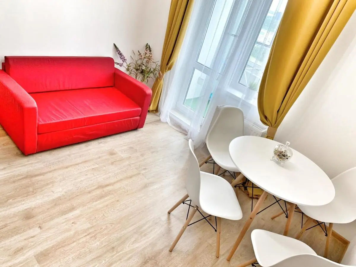 Санкт-Петербург: White flat Plesetskaya 8-960-283-33-23
