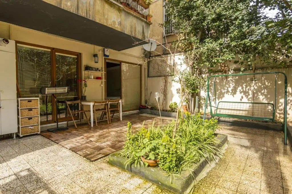 Стамбул: 1 Br Designed House with Garden Near Ramada Osmanbey Metro