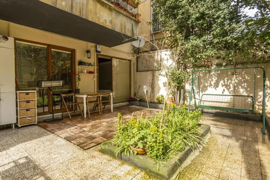 Стамбул: 1 Br Designed House with Garden Near Ramada Osmanbey Metro