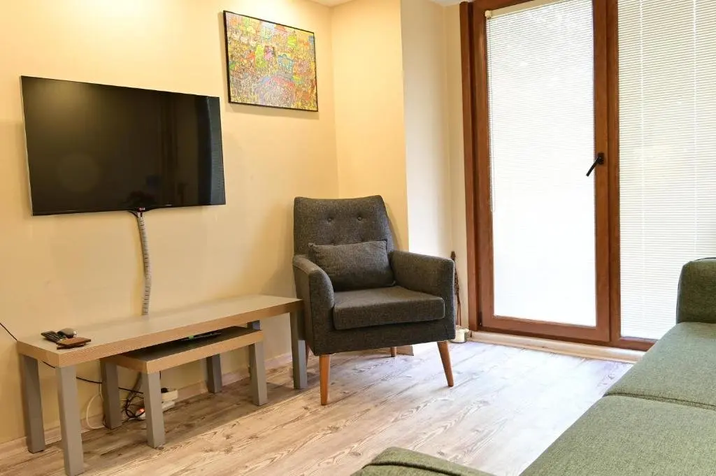 Стамбул: 1 Br Designed House with Garden Near Ramada Osmanbey Metro