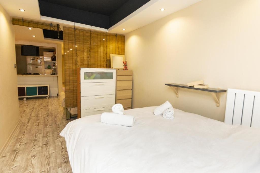 Стамбул: 1 Br Designed House with Garden Near Ramada Osmanbey Metro