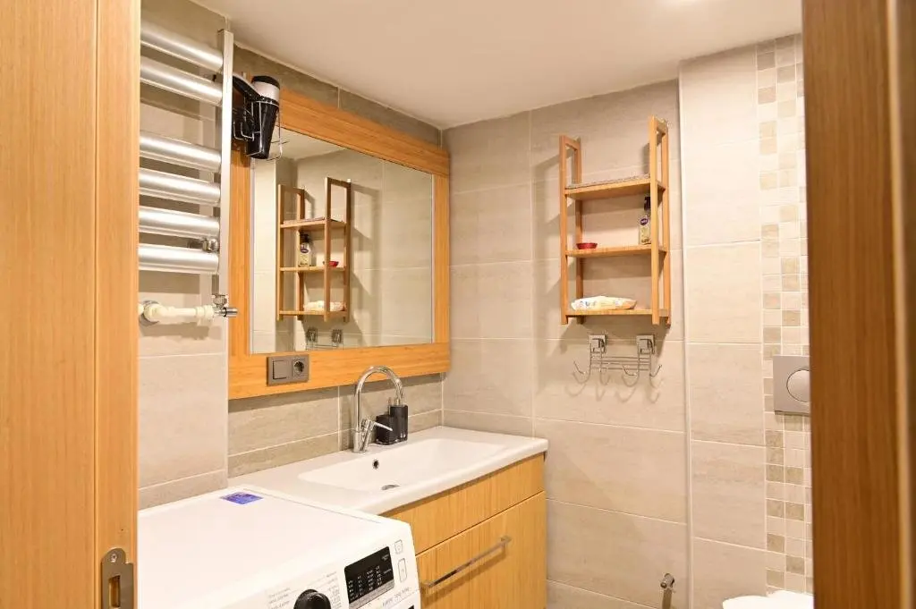 Стамбул: 1 Br Designed House with Garden Near Ramada Osmanbey Metro