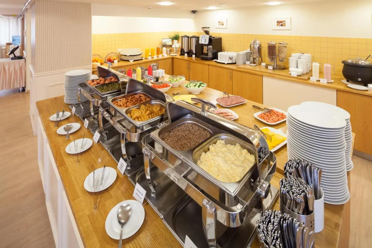 Москва: Отель Marins Park Hotel Москва Пражская