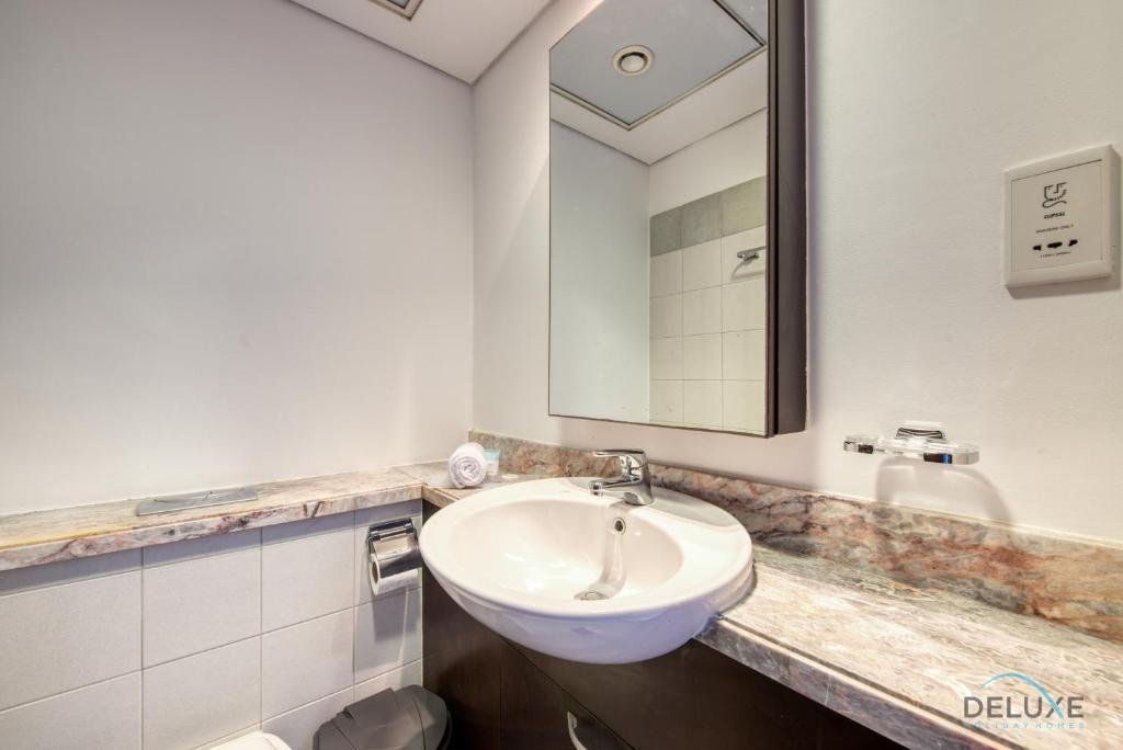 Дубай: Lavish 1BR at Marina Towers Dubai Marina by Deluxe Holiday Homes