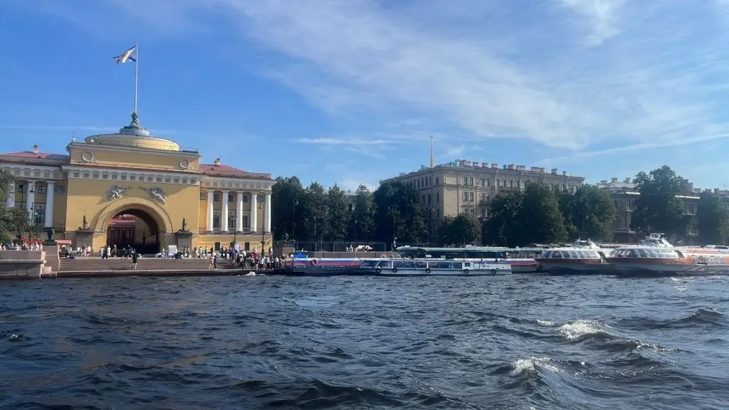 Санкт-Петербург: Квартира Между небом и Невой