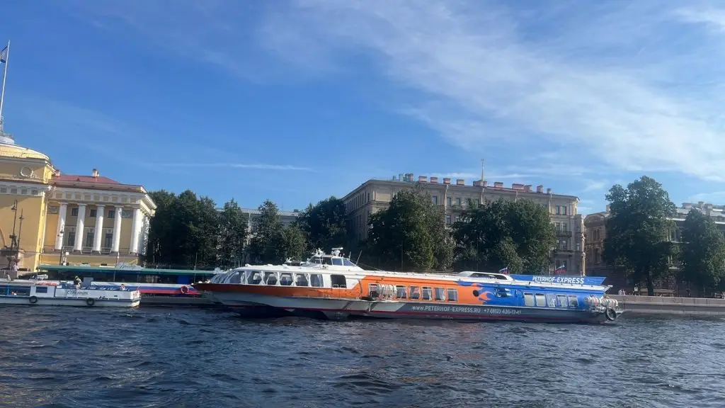 Санкт-Петербург: Квартира Между небом и Невой