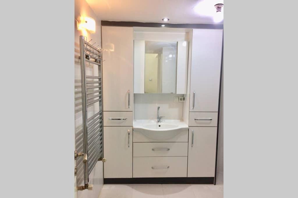 Денизли: Comfy Flat 2 No Air Condition but has ceiling fans and central Heating