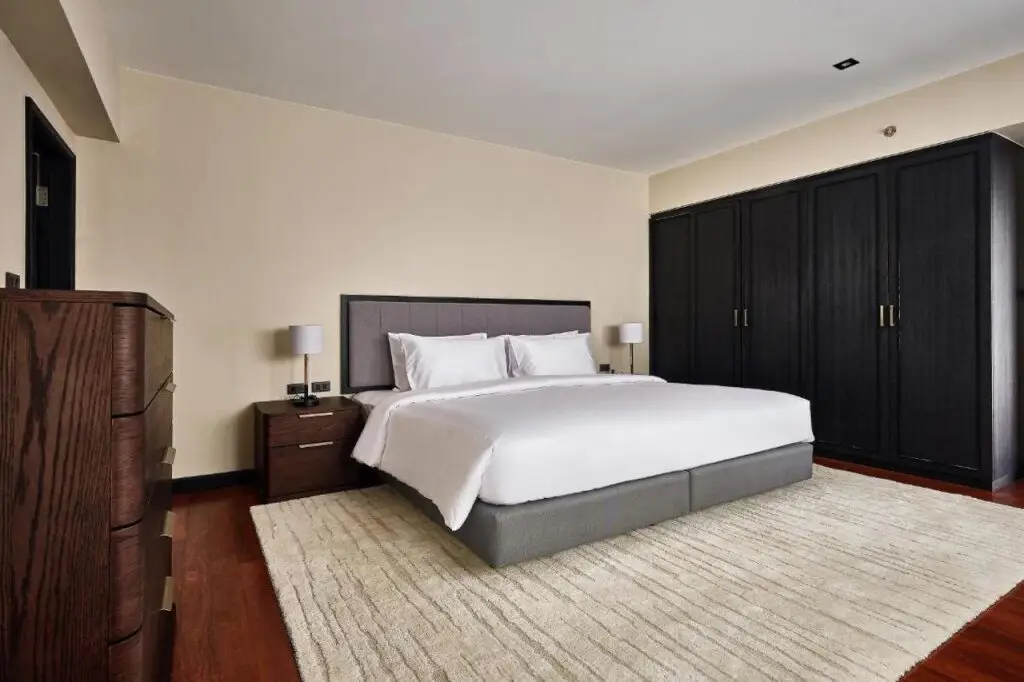 Бангкок: Floral Court Hotel and Residence