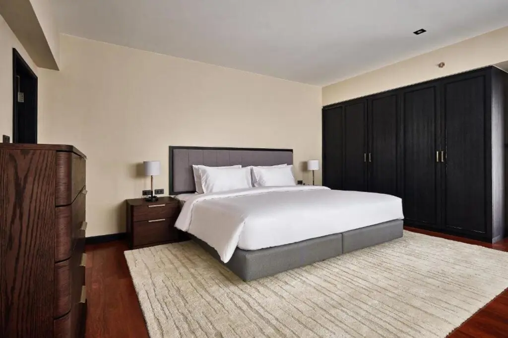 Бангкок: Floral Court Hotel and Residence
