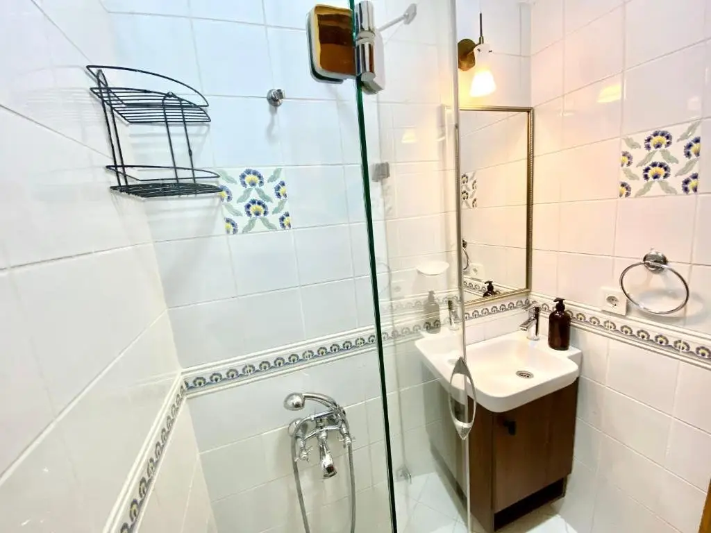 Стамбул: 100 m to Istiklal with priv Garden - 2 Bathroom - 2 Bedroom