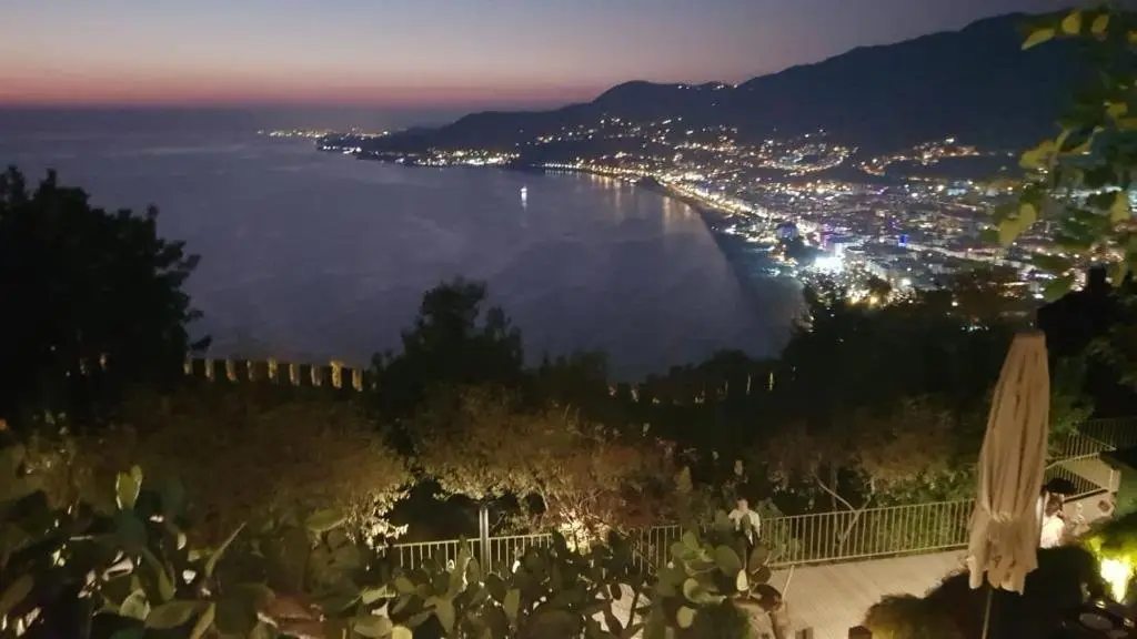 Аланья: Empire Residence Alanya/Mahmutlar 50m от моря