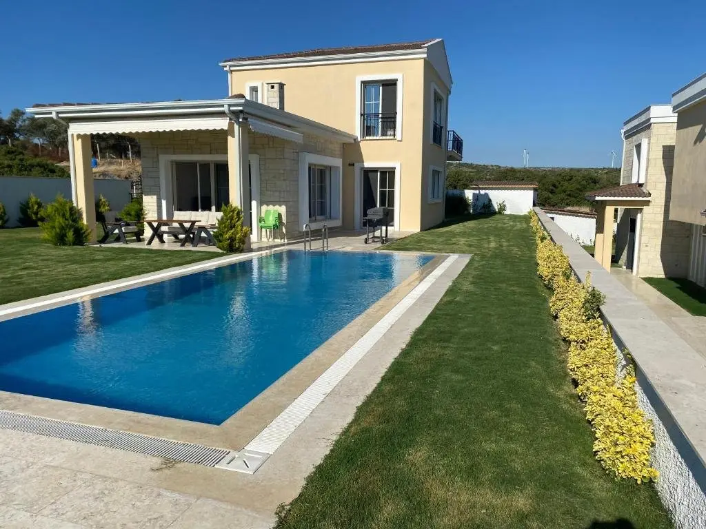 Чешме: Çeşme'De Havuzlu,Doğa Ve Deni̇z Manzarali Lüx Vi̇lla