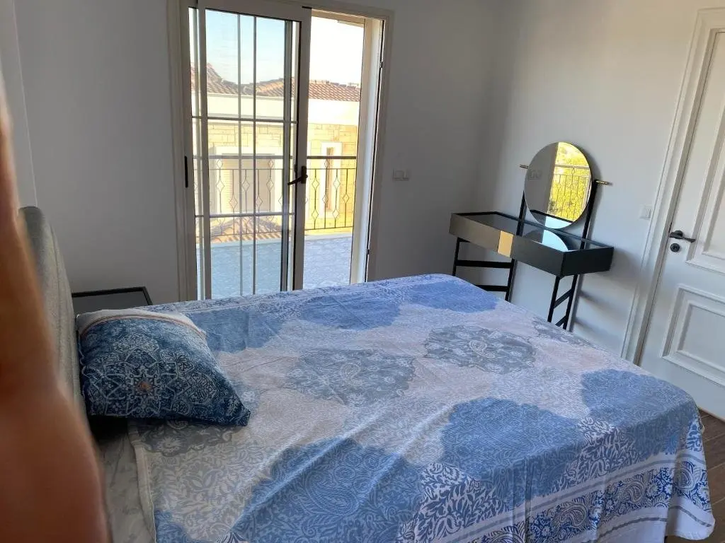 Чешме: Çeşme'De Havuzlu,Doğa Ve Deni̇z Manzarali Lüx Vi̇lla