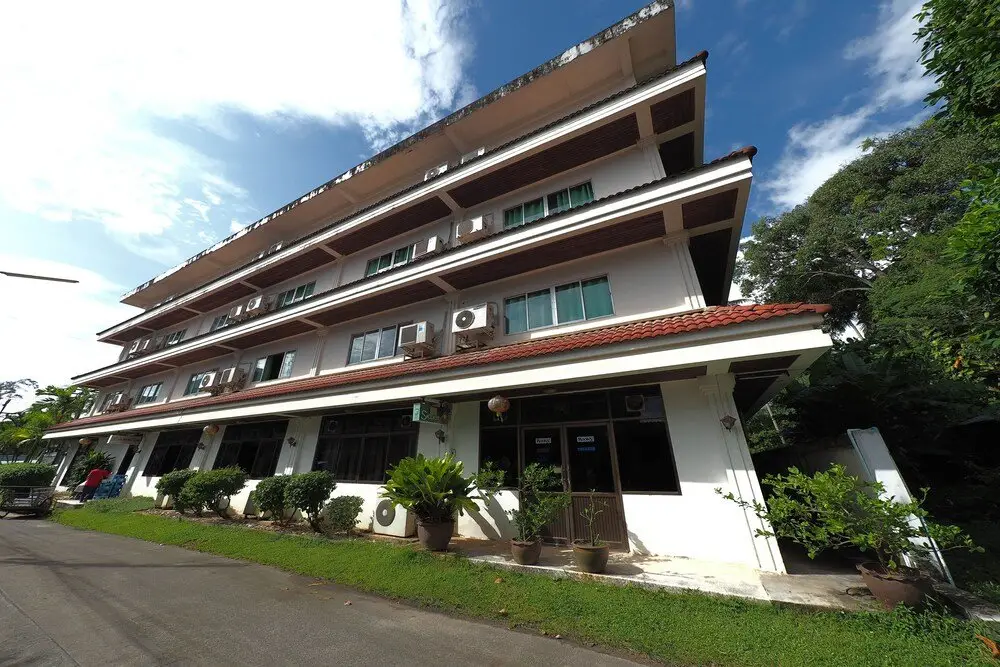 Самуи: Dumrong Town Hotel by OYO Rooms
