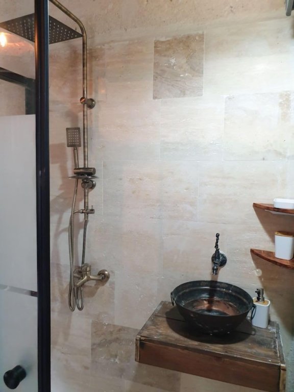 Аванос: Avangart Otel