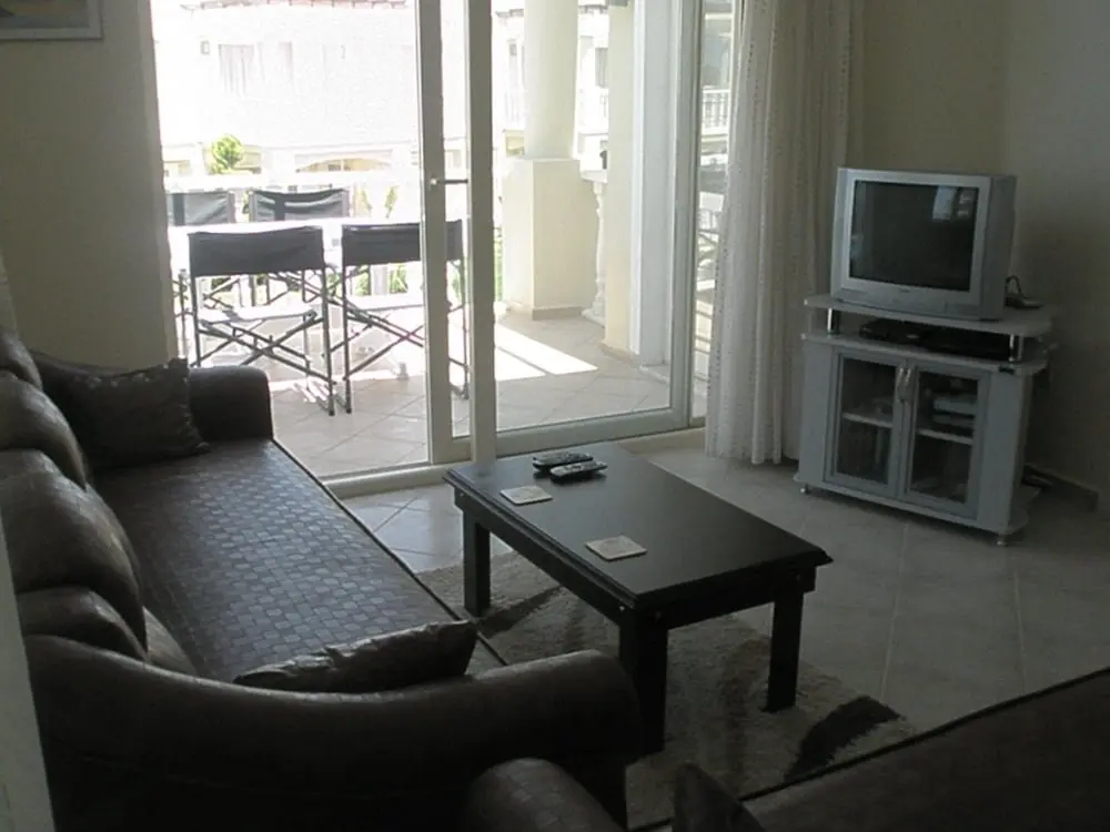 Милас: 2 Bed, 2 Bath Apartment On Private Site Within 300 Metres Of The Beach