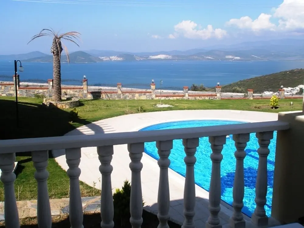 Милас: 2 Bed, 2 Bath Apartment On Private Site Within 300 Metres Of The Beach