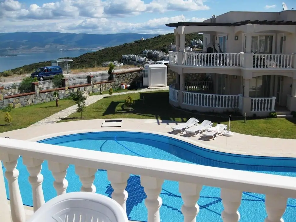 Милас: 2 Bed, 2 Bath Apartment On Private Site Within 300 Metres Of The Beach