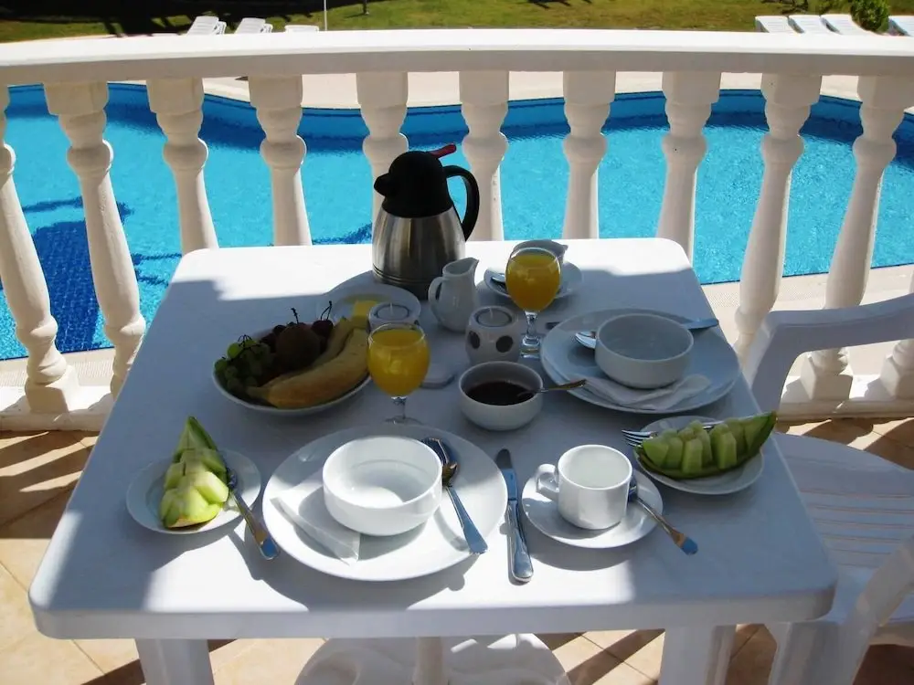 Милас: 2 Bed, 2 Bath Apartment On Private Site Within 300 Metres Of The Beach