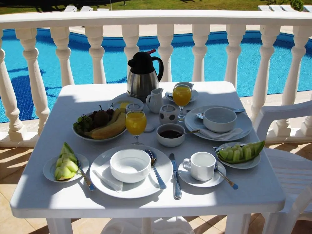 Милас: 2 Bed, 2 Bath Apartment On Private Site Within 300 Metres Of The Beach
