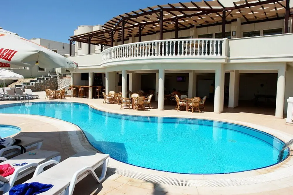 Милас: 2 Bed, 2 Bath Apartment On Private Site Within 300 Metres Of The Beach