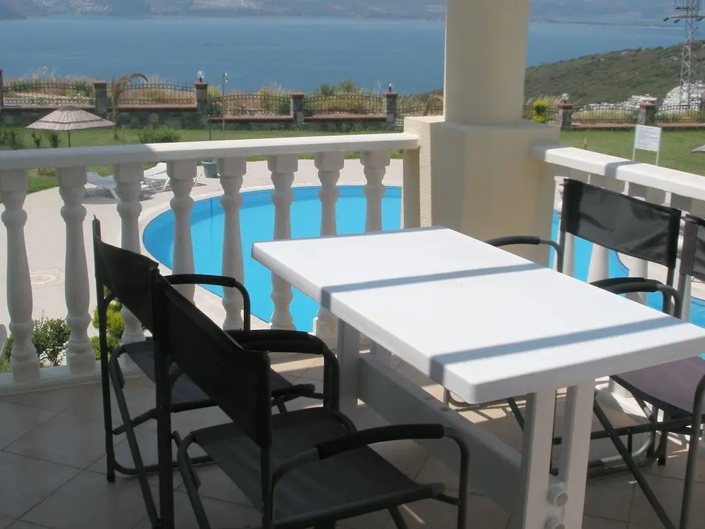 Милас: 2 Bed, 2 Bath Apartment On Private Site Within 300 Metres Of The Beach