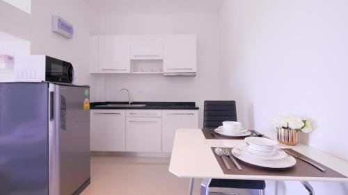 Кату: Lakeside Condominium