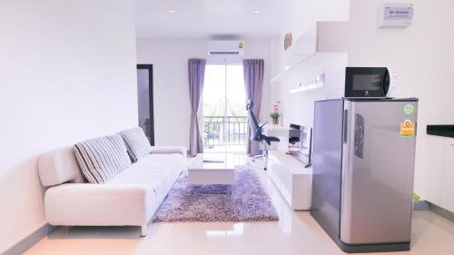 Кату: Lakeside Condominium