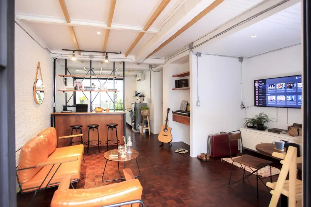 Бангкок: Designer Loft Guest House-5 bedroom with garden