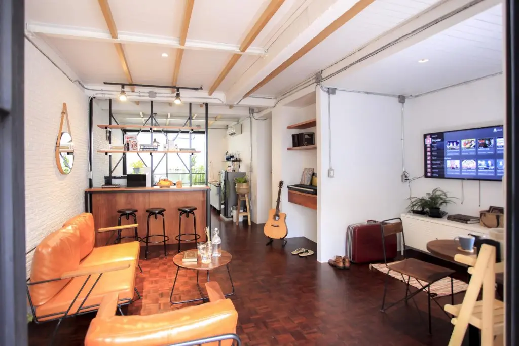 Бангкок: Designer Loft Guest House-5 bedroom with garden