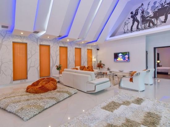 Sunshine Hills Villa 4 Bedroom — фото 1