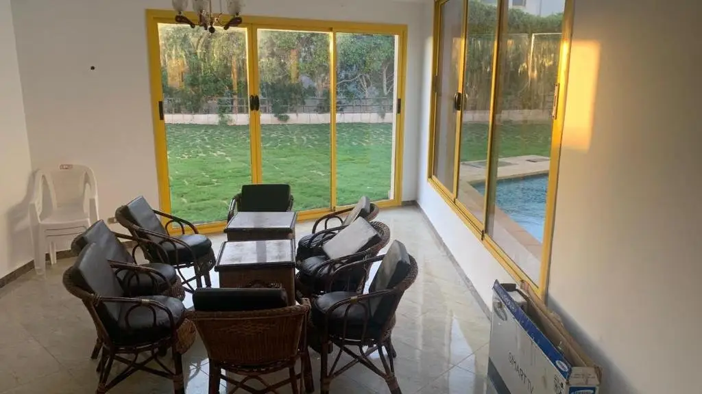 Каир: Cheerful 6 bedroom villa with pool.