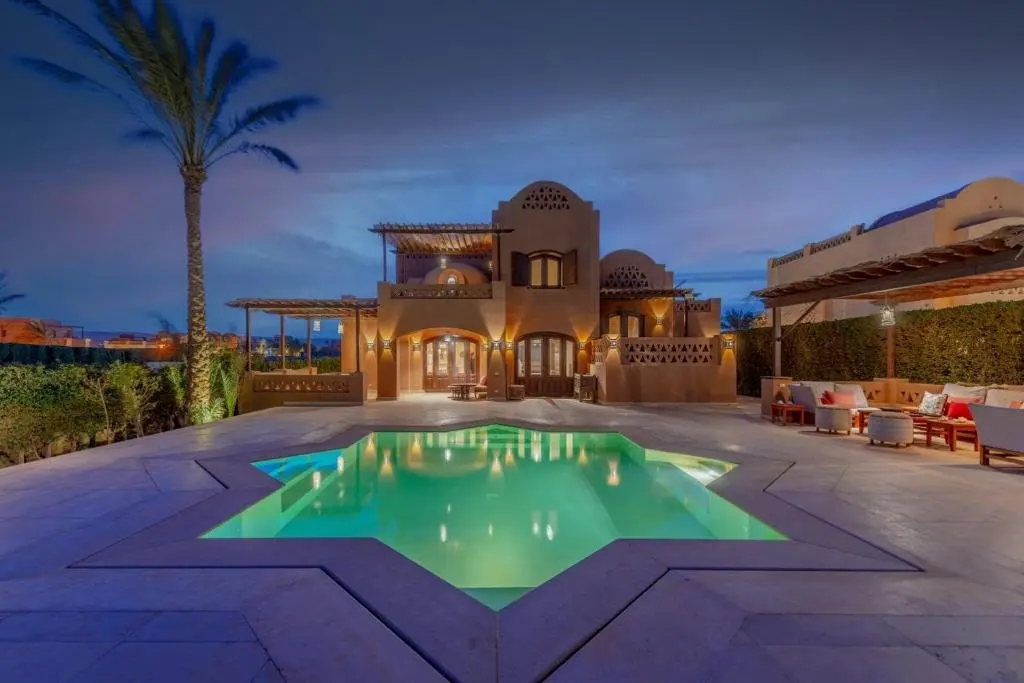 Эль-Гуна: Chic 3BR Villa West Golf with Pool, Lagoon View & Guest House