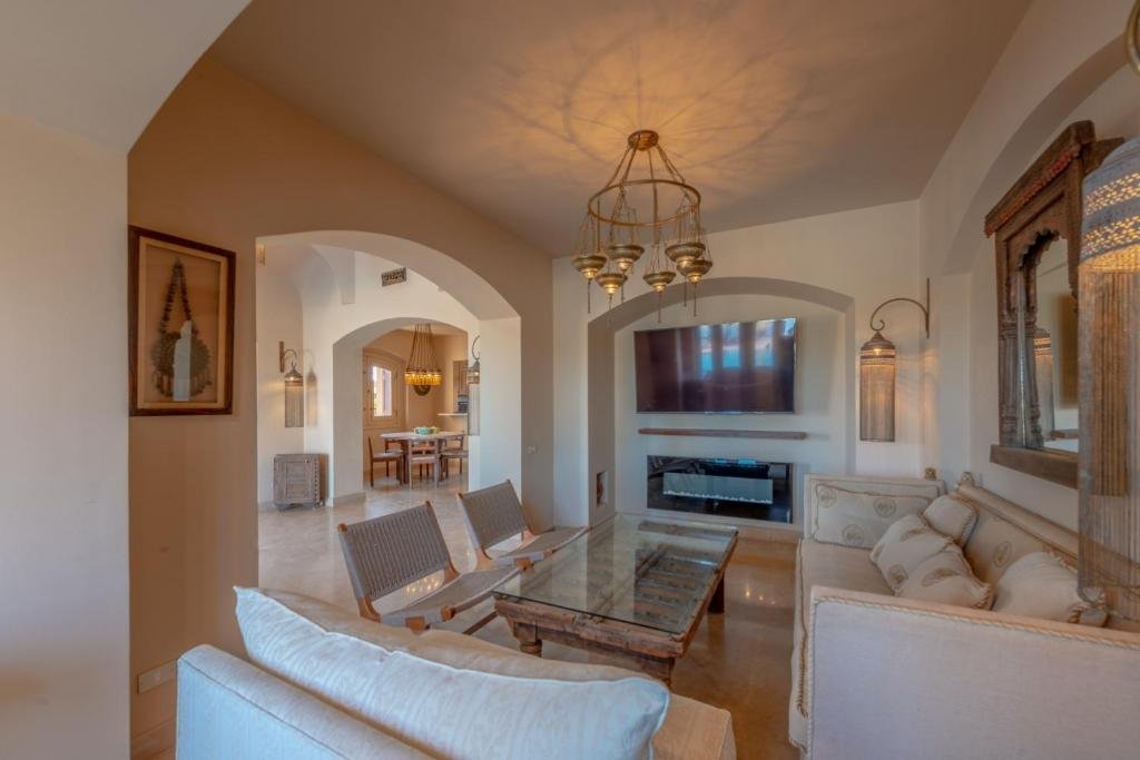 Эль-Гуна: Chic 3BR Villa West Golf with Pool, Lagoon View & Guest House