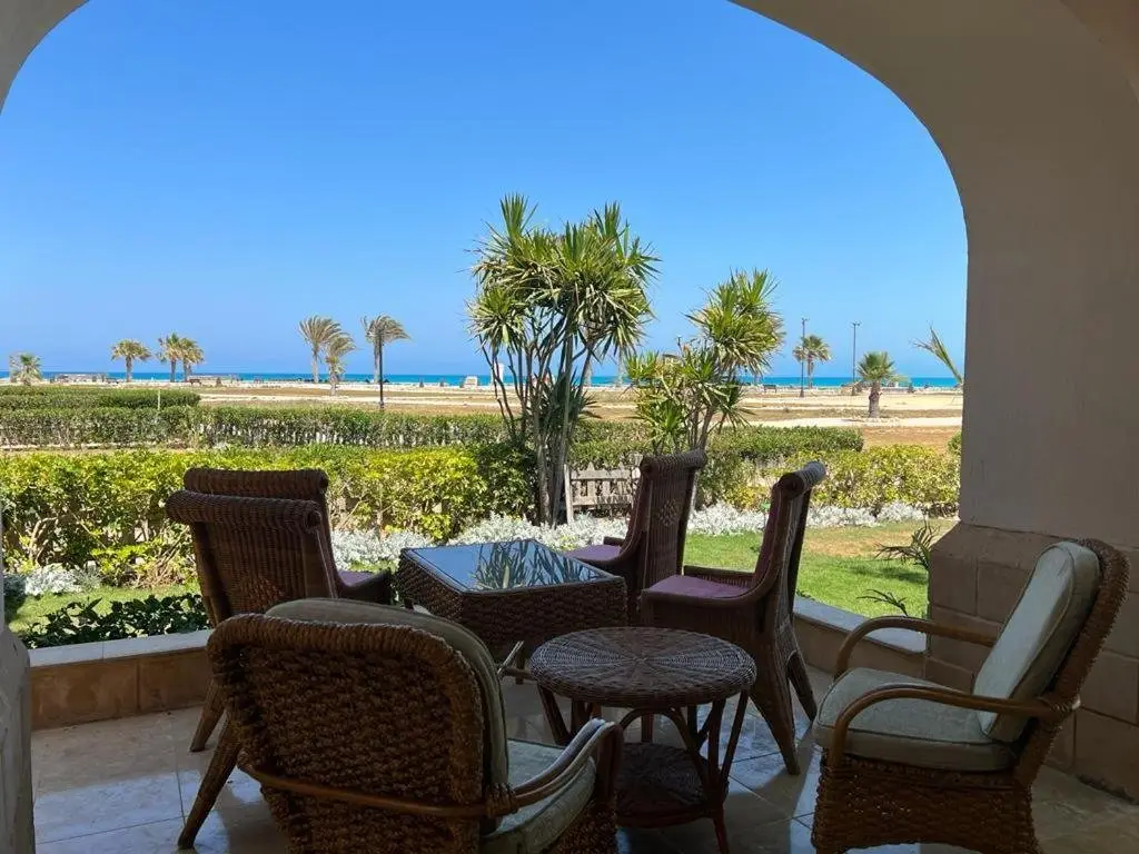 Эль-Аламейн: Lazorde bay sea front chalet first row with garden سيدي عبد الرحمن الساحل الشمالي لازرودي باي