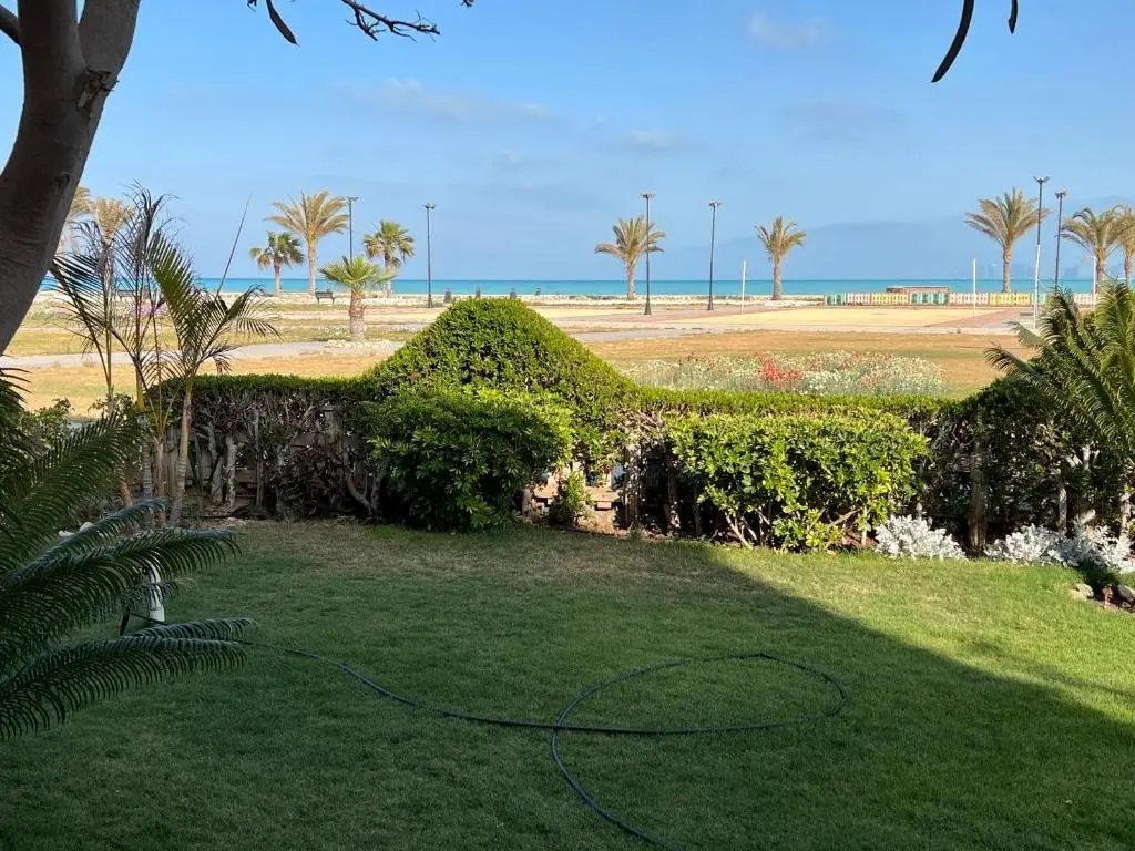 Эль-Аламейн: Lazorde bay sea front chalet first row with garden سيدي عبد الرحمن الساحل الشمالي لازرودي باي