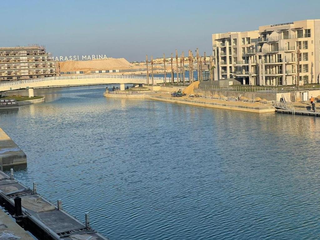 Studio for rent at marina marassi 1 first row Qanal with new furniture — фото 1