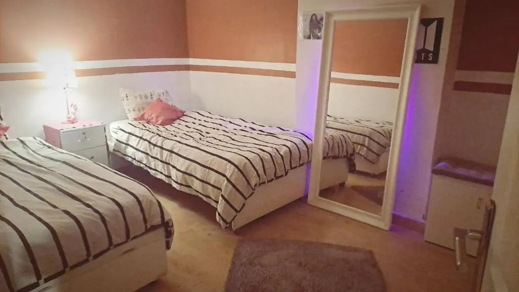 Александрия: Lovely 3 bedroom condo with balcony families