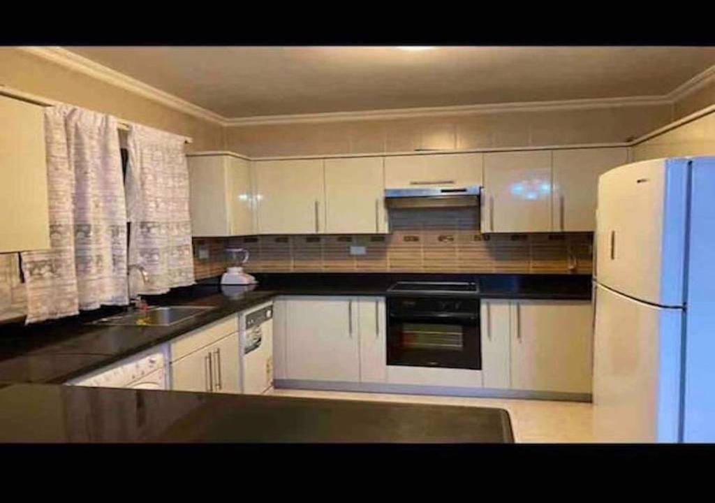 Каир: Luxurious and Modern 3 Bedroom Maadi Apartment