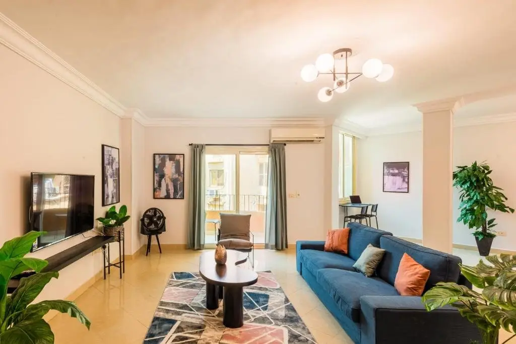 Каир: Distinct & Decent 2 BDR Apt Steps From Nightlife and Airport