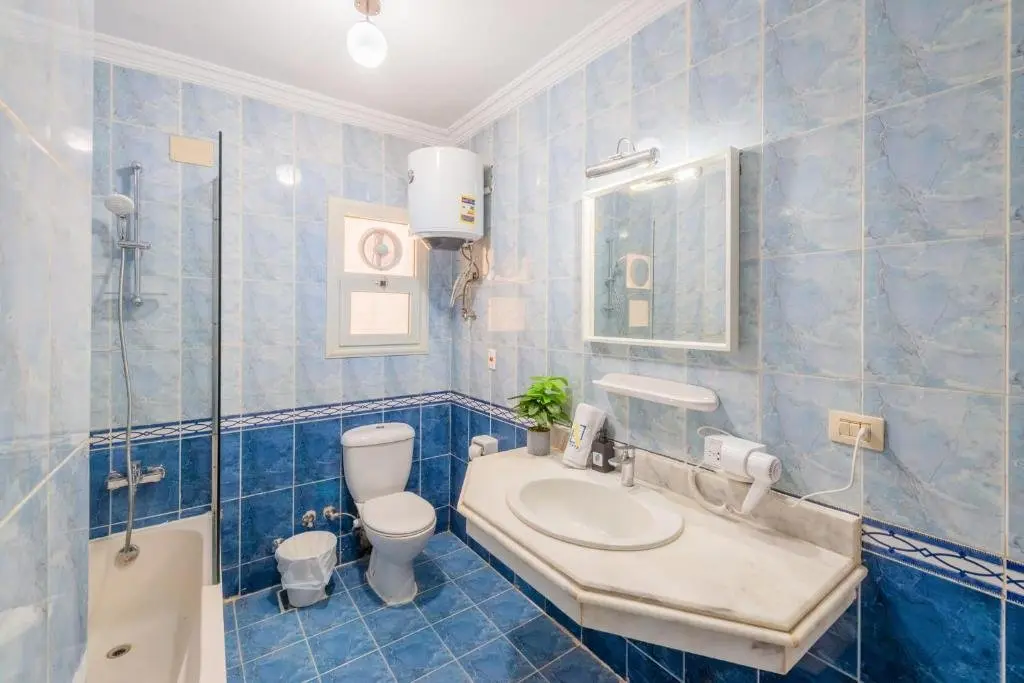 Каир: Distinct & Decent 2 BDR Apt Steps From Nightlife and Airport