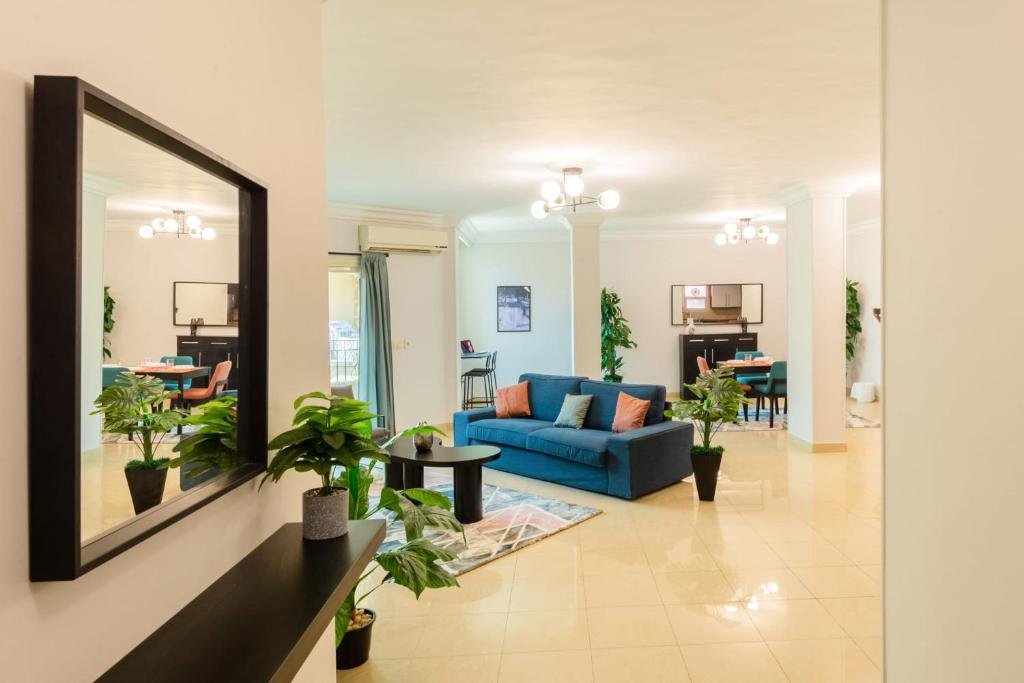 Каир: Distinct & Decent 2 BDR Apt Steps From Nightlife and Airport