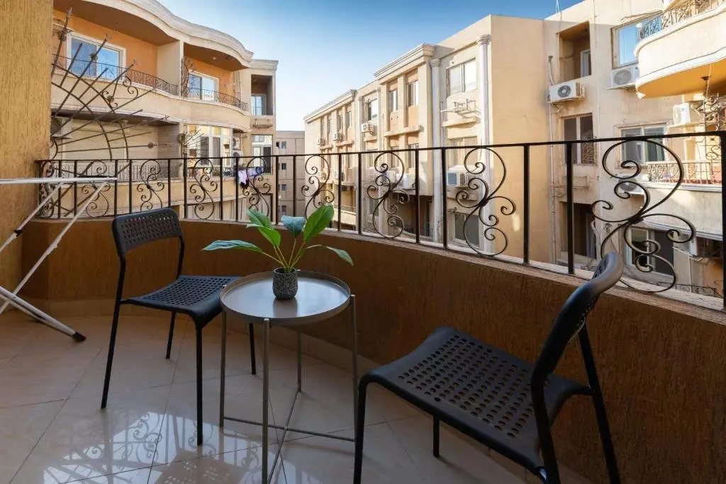 Каир: Distinct & Decent 2 BDR Apt Steps From Nightlife and Airport