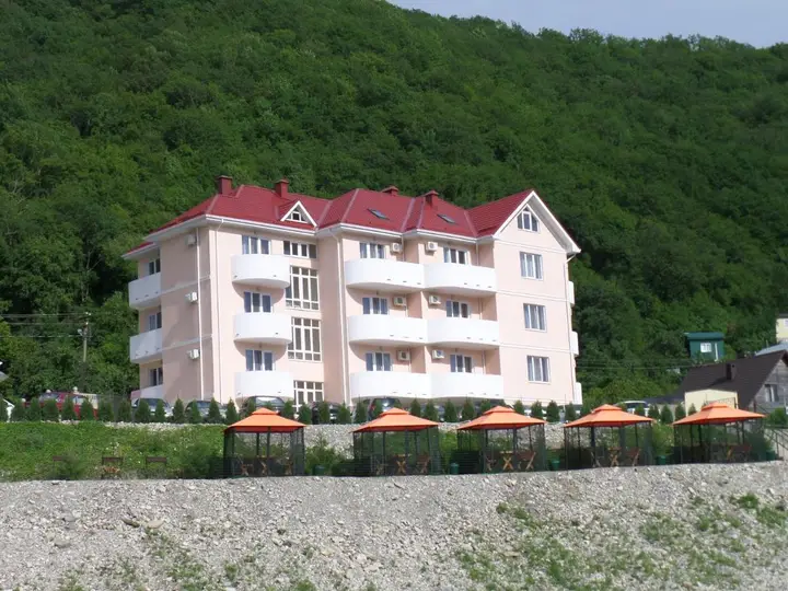 Небуг: Guest House Admiral