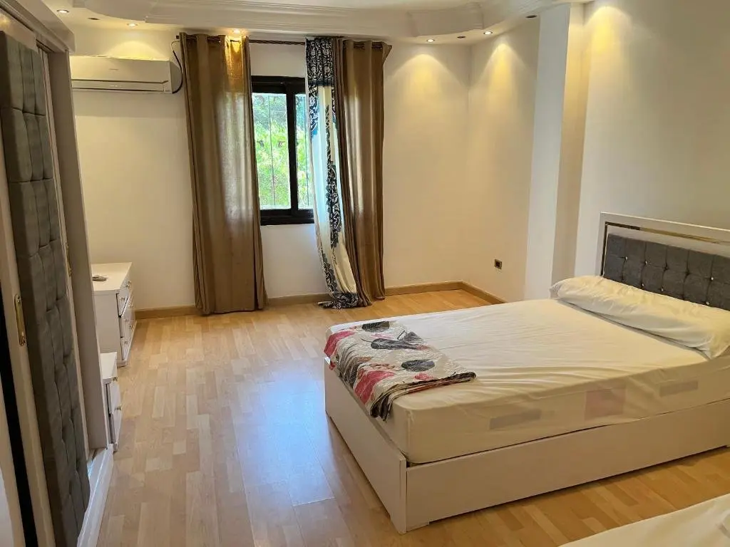 Каир: Comfortable apartment with a private garden near AUC شقه فندقيه